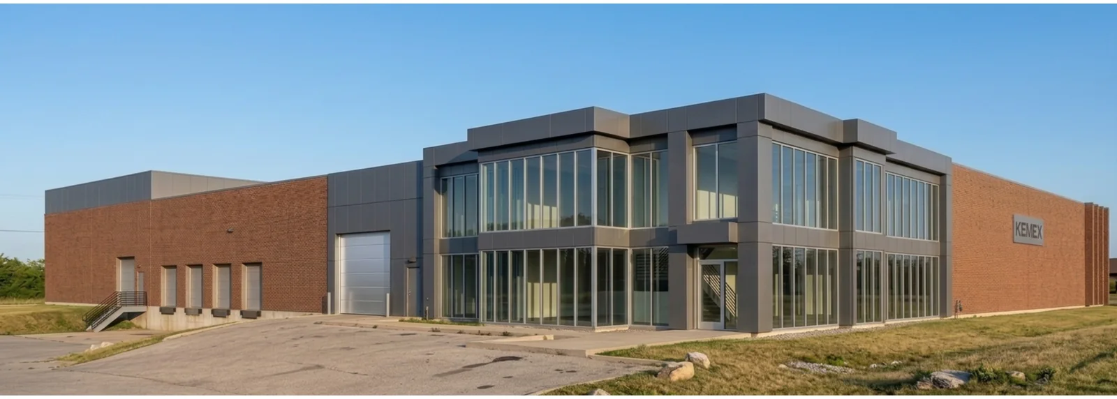 Bâtiment commercial contemporain avec façade vitrée et volumes gris, portfolio Archidep