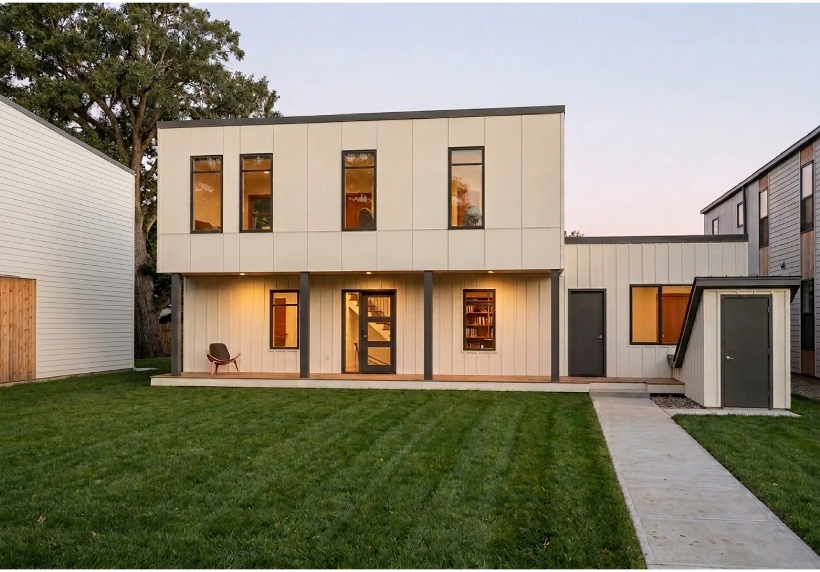 Maison contemporaine blanche avec grandes ouvertures et volume latéral, portfolio Archidep